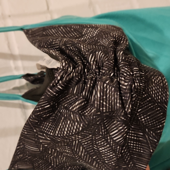 LULULEMON Sleeveless Top with Built-in Sports Bra - Picture 3 of 5